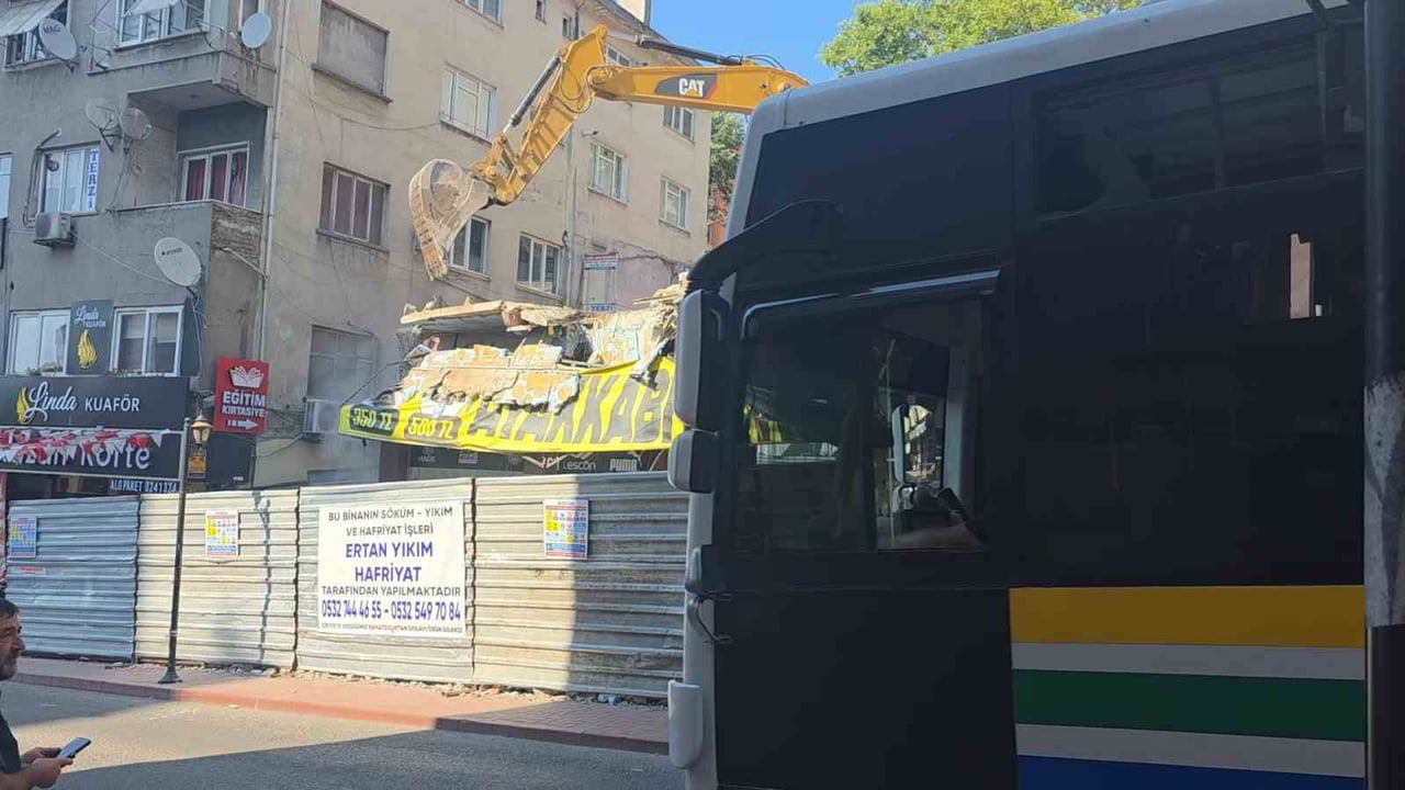 ZONGULDAK'IN KARADENİZ EREĞLİ İLÇESİNDE KENTSEL DÖNÜŞÜM KAPSAMINDA YIKIMI GERÇEKLEŞTİRİLEN BİR...