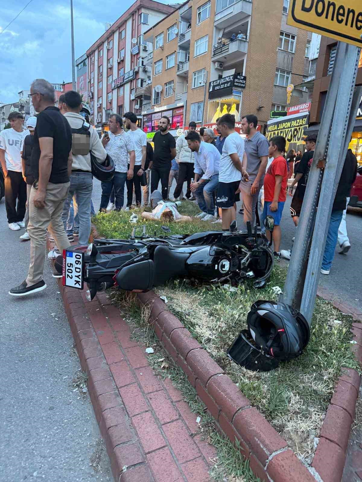 ZONGULDAK'IN KARADENİZ EREĞLİ İLÇESİNDE OTOMOBİL İLE MOTOSİKLETİN ÇARPIŞMASI SONUCU MEYDANA GELEN...