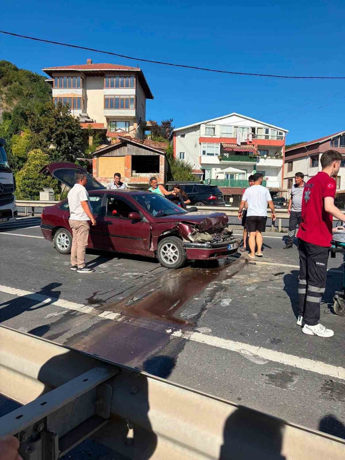 ZONGULDAK'IN KARADENİZ EREĞLİ İLÇESİNDE YAYALARA YOL VERMEK İÇİN DURAN KAMYONA ARKADAN ÇARPAN...