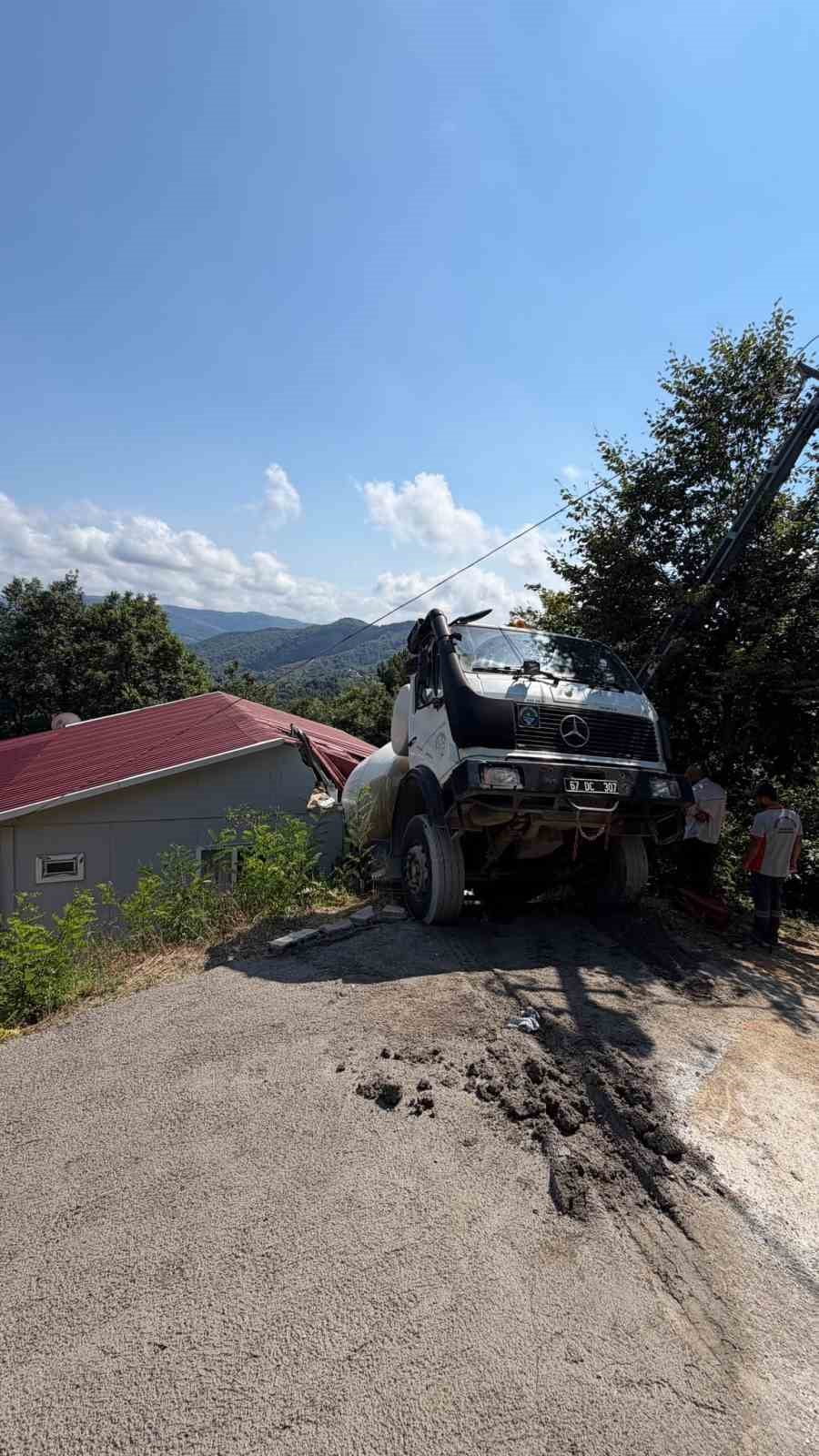 ZONGULDAK'IN KOZLU İLÇESİNDE KONTROLDEN ÇIKAN BETON MİKSERİ BİR EVİN ÇATISINA DÜŞTÜ. EVDE KİMSENİN...