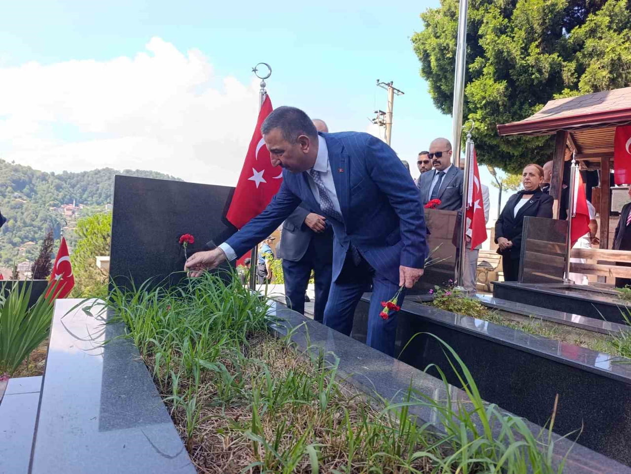 ZONGULDAK'TA 15 TEMMUZ ANMA ETKİNLİKLERİ KAPSAMINDA ŞEHİTLİKTE DÜZENLENEN TÖRENDE DUALAR OKUNDU...