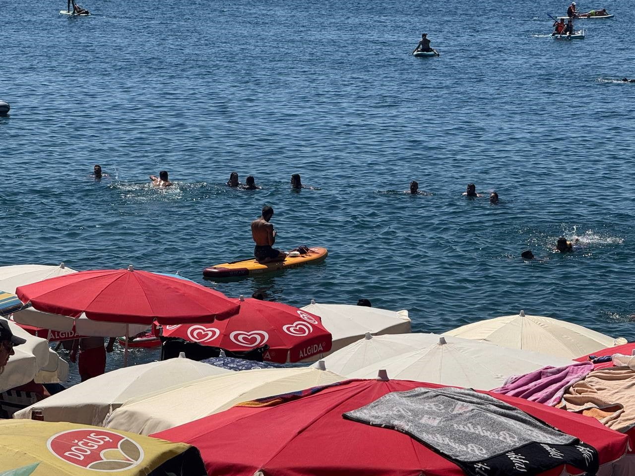 ZONGULDAK'TA HAFTA SONU HAVA SICAKLIKLARININ ARTMASINI FIRSAT BİLEN VATANDAŞLAR, SERİNLEMEK İÇİN...