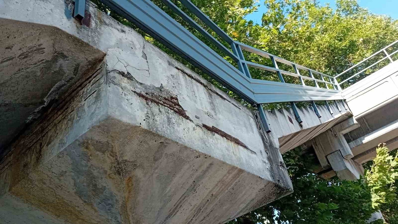 ZONGULDAK'TA HER GÜN YÜZLERCE KİŞİNİN KULLANDIĞI YAYA ÜST GEÇİDİ, DÖKÜLEN BETONLARI VE PASLANAN...