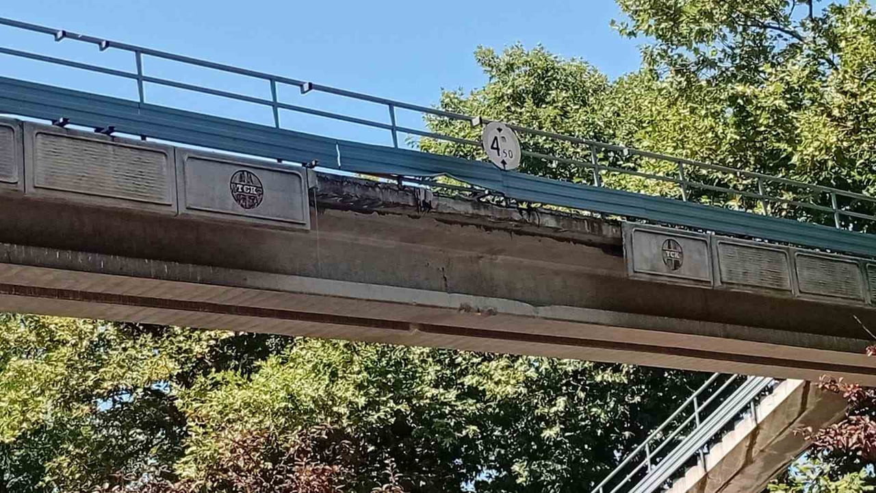 ZONGULDAK'TA HER GÜN YÜZLERCE KİŞİNİN KULLANDIĞI YAYA ÜST GEÇİDİ, DÖKÜLEN BETONLARI VE PASLANAN...