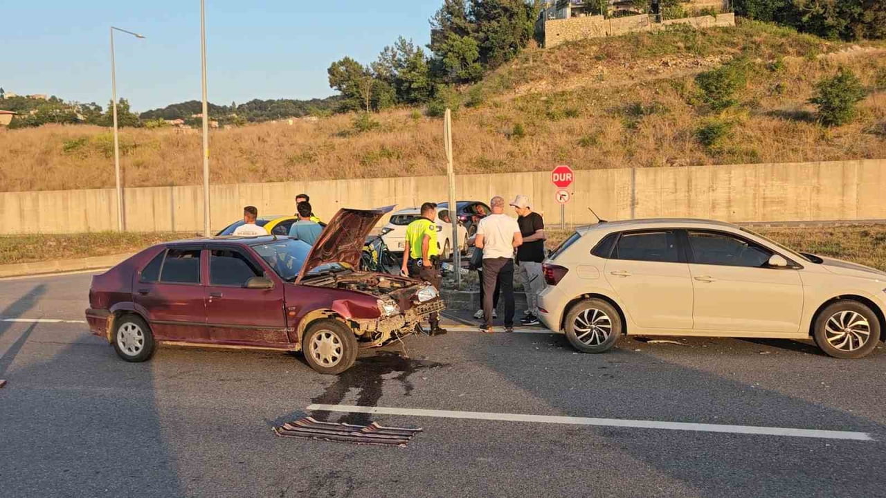 ZONGULDAK'TA İKİ ARACIN KARIŞTIĞI KAZADA SÜRÜCÜLERDEN BİRİ YARALANDI.