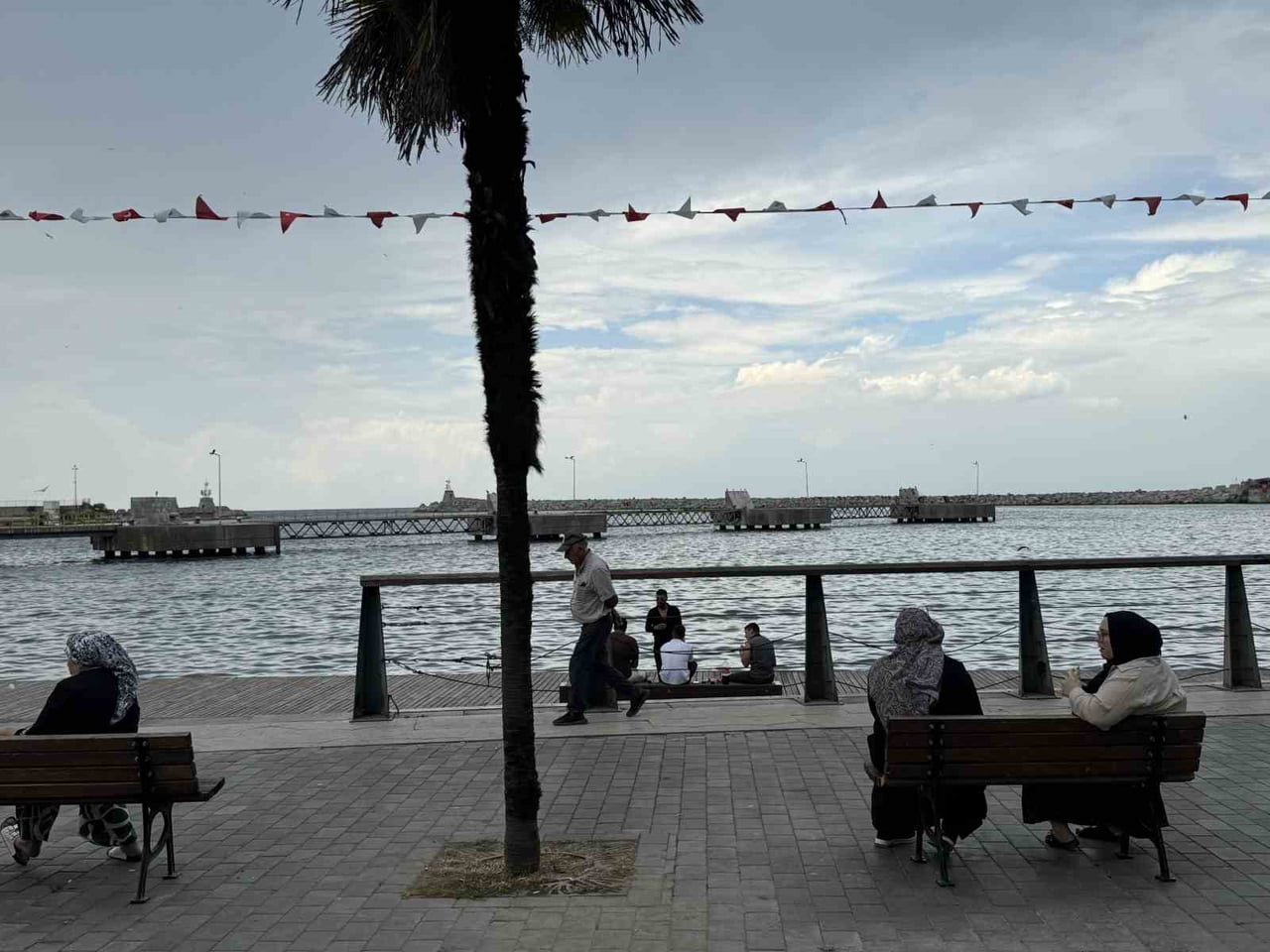 ZONGULDAK(İHA)-ZONGULDAK’TA HAVANIN SICAK OLMASINI FIRSAT BİLEN SAHİLLERE KOŞTU.