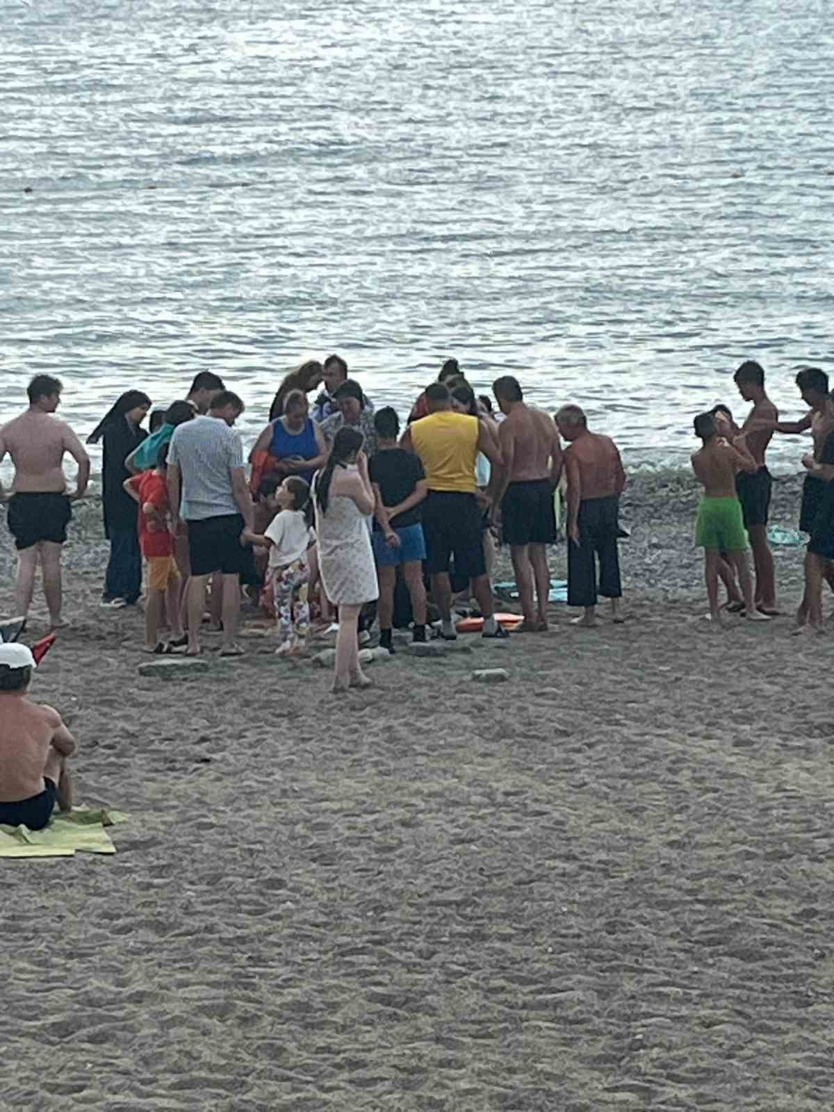 ZONGULDAK’IN ÇAYCUMA İLÇESİNE BAĞLI FİLYOS BELDESİNDE SERİNLEMEK AMACIYLA DENİZE GİREN BİR KİŞİ...