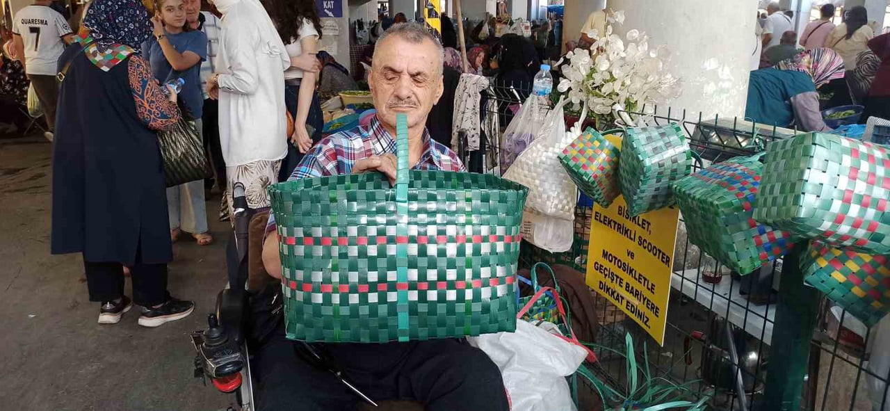 ZONGULDAK’IN DEVREK İLÇESİNDE YAŞAYAN BEDENSEL ENGELLİ CELAL ODABAŞ (72) PLASTİK SEPET VE ÇANTALAR...