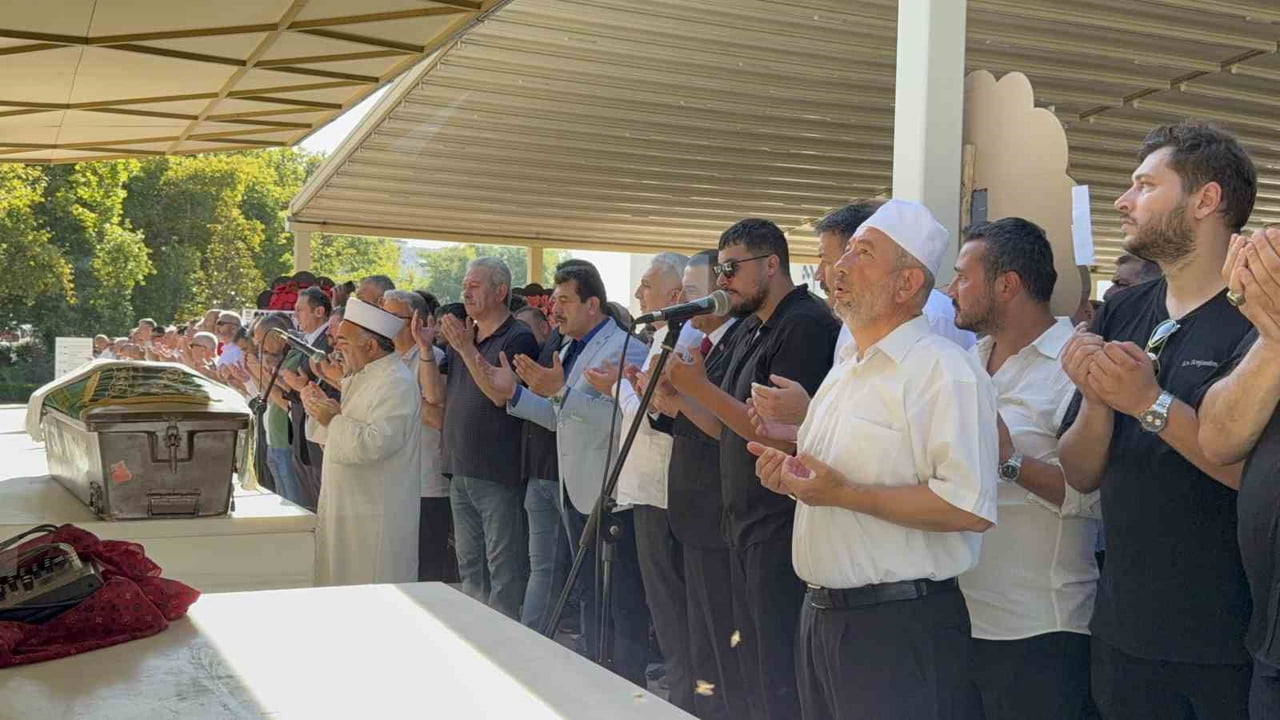 ZONGULDAK’IN TANINMIŞ İŞ İNSANLARINDAN ALİ KÜLÜNK, UZUN MEHMET CAMİİ’NDE İKİNDİ NAMAZININ ARDINDAN...