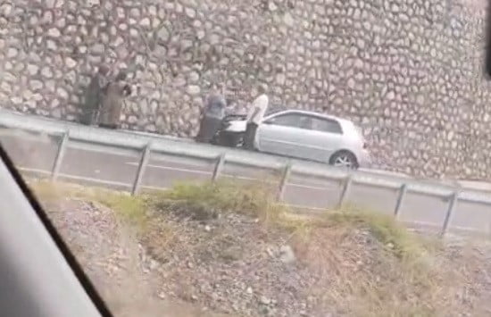 ZONGULDAK İSTİKAMETİNE SEYİR HALİNDEKİ OTOMOBİLİN BARİYERE VE ARDINDAN DUVARA ÇARPMASI SONUCU...