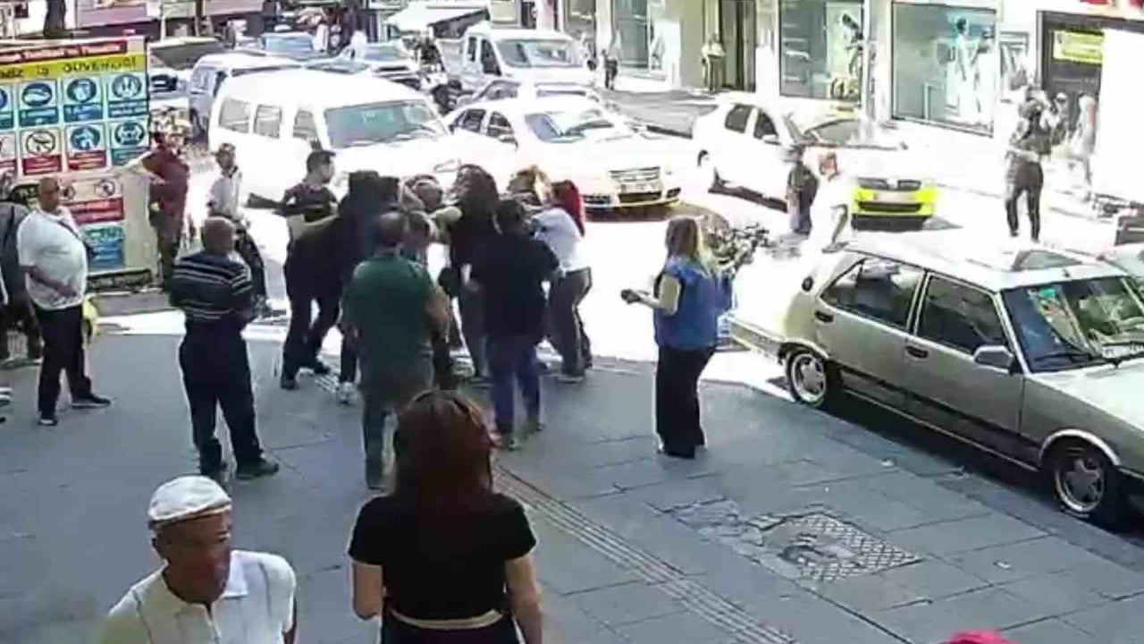 ZONGULDAK’TA İKİ SÜRÜCÜ ARASINDA YAŞANAN KAZA SONRASI BAŞLAYAN TARTIŞMA KAVGAYA DÖNDÜ.
