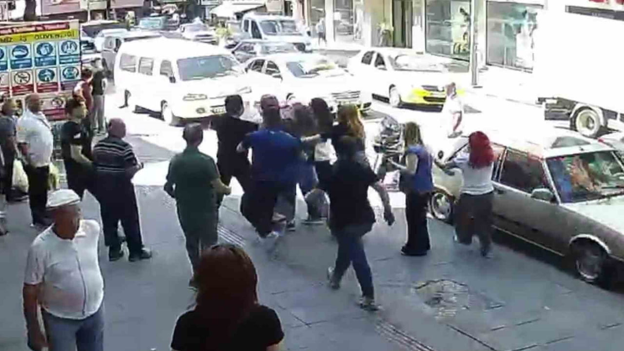 ZONGULDAK’TA İKİ SÜRÜCÜ ARASINDA YAŞANAN KAZA SONRASI BAŞLAYAN TARTIŞMA KAVGAYA DÖNDÜ.