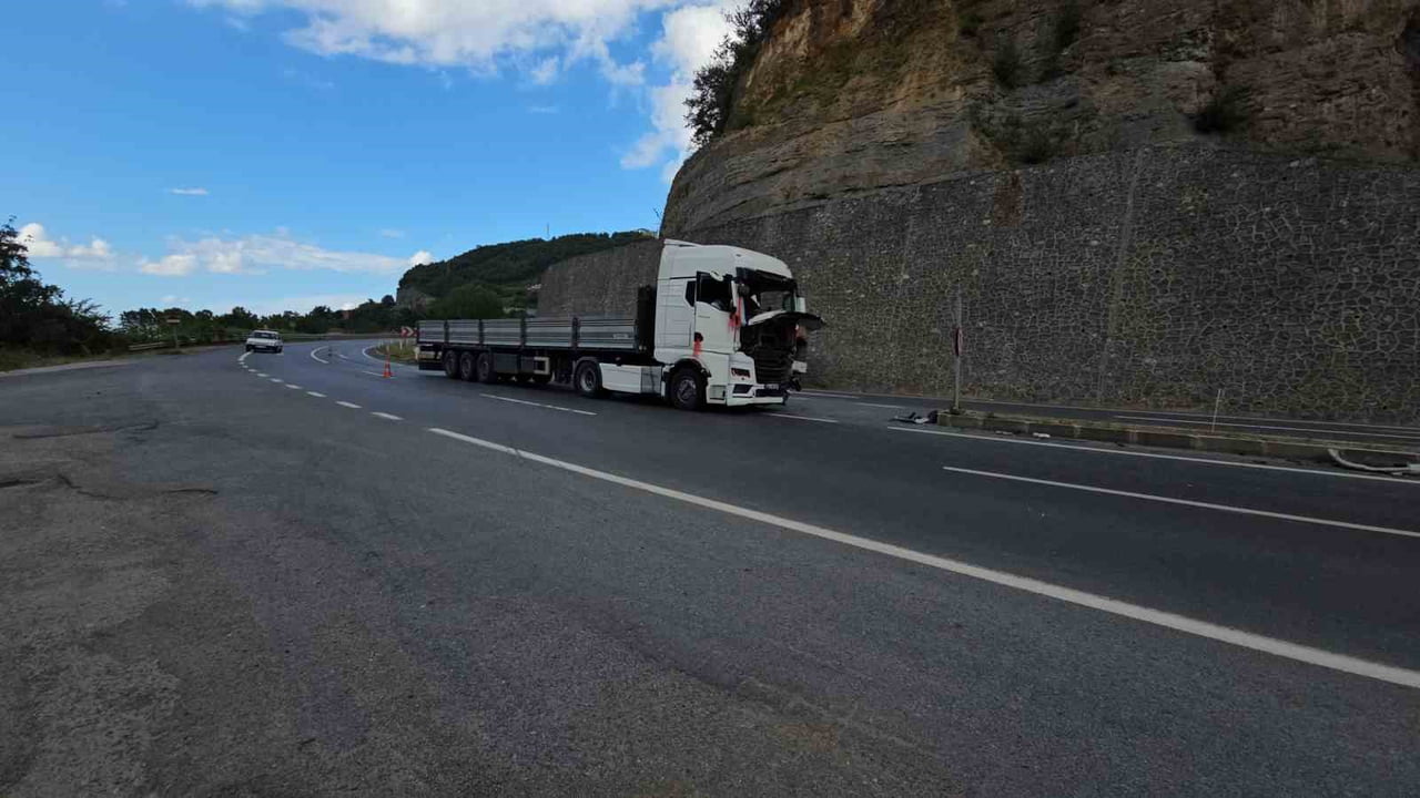 ZONGULDAK’TA KAVŞAKTAN ANA YOLA ÇIKMAK İSTEYEN OTOMOBİL TIRLA ÇARPIŞTI. KAZADA OTOMOBİLDE BULUNAN...
