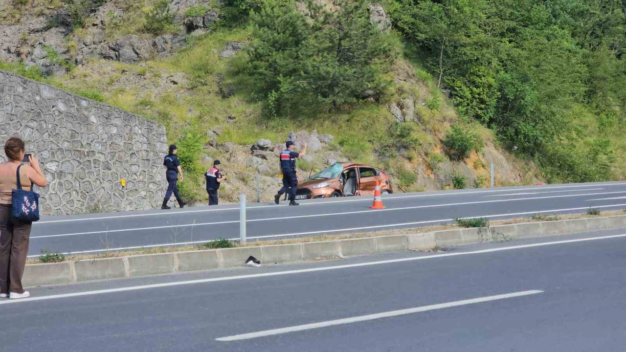 ZONGULDAK’TA KAVŞAKTAN ANA YOLA ÇIKMAK İSTEYEN OTOMOBİL TIRLA ÇARPIŞTI. KAZADA OTOMOBİLDE BULUNAN...