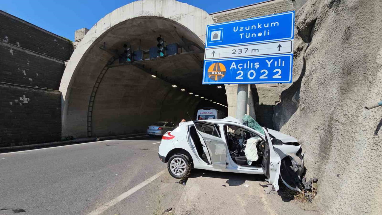 ZONGULDAK’TA UZUNKUM TÜNELİ’NDE KONTROLDEN ÇIKAN BİR OTOMOBİL TÜNEL GİRİŞİNDEKİ TABELAYA ADETA OK...
