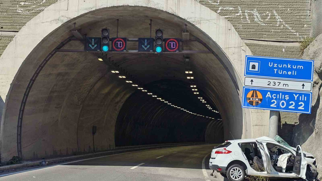 ZONGULDAK’TA UZUNKUM TÜNELİ’NDE KONTROLDEN ÇIKAN BİR OTOMOBİL TÜNEL GİRİŞİNDEKİ TABELAYA ADETA OK...