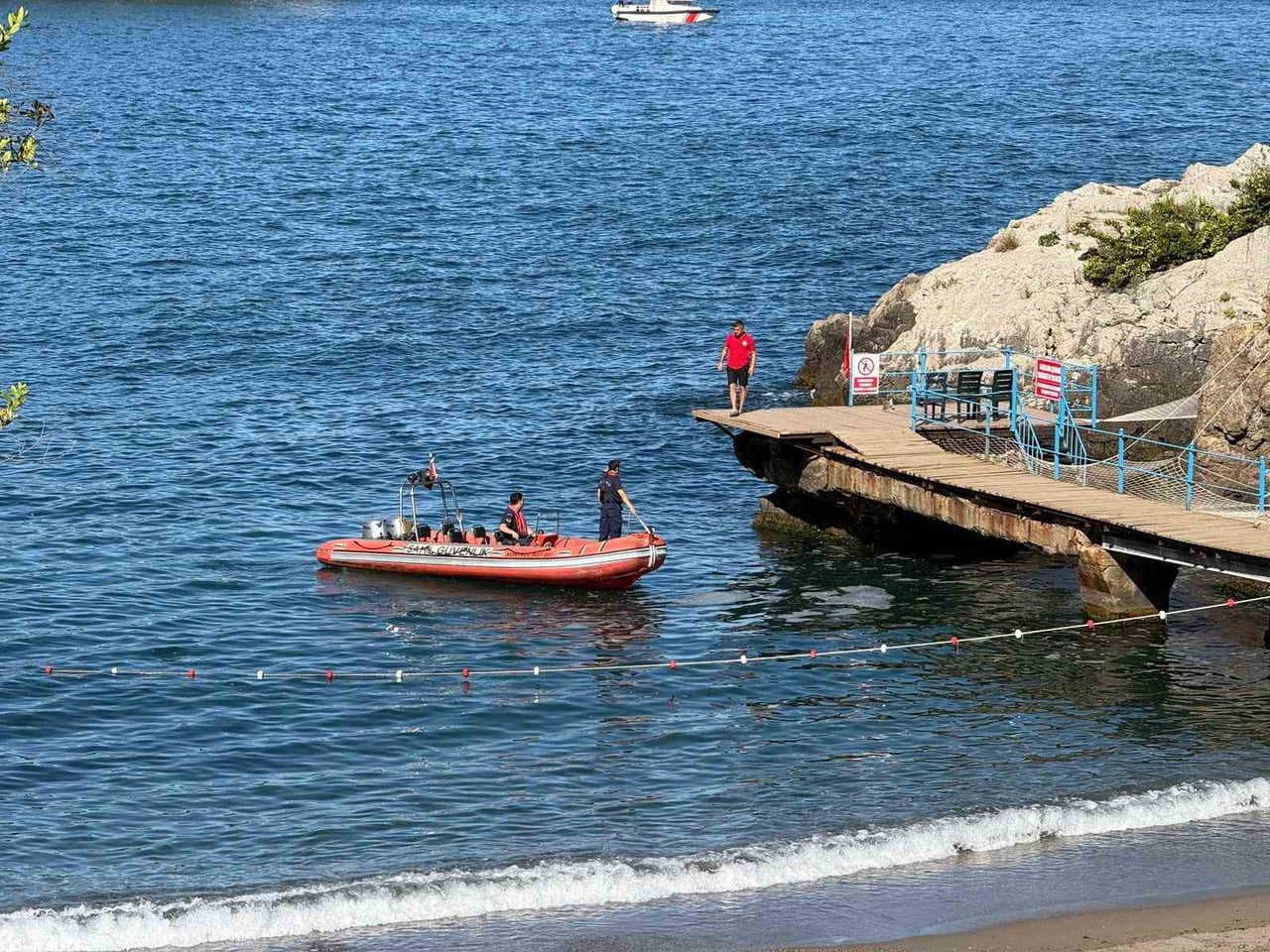 ZONGULDAK’TA VALİLİĞİN DENİZE GİRİŞ YASAĞINA RAĞMEN KAYALIKLARDAN SUYA ATLAYAN VE DALGALARA...