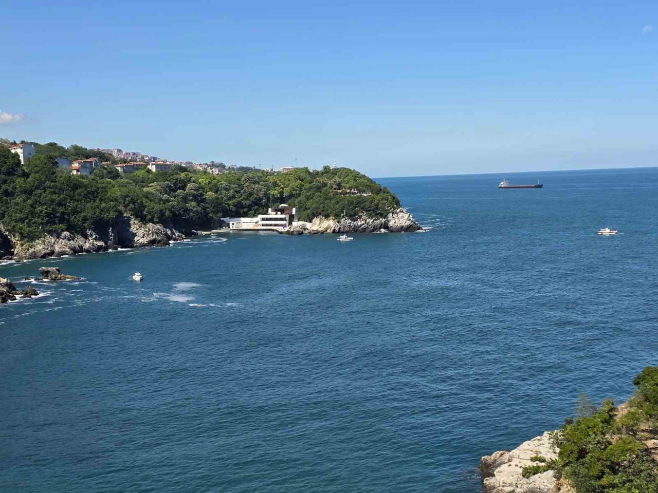 ZONGULDAK’TA VALİLİĞİN DENİZE GİRİŞ YASAĞINA RAĞMEN KAYALIKLARDAN SUYA ATLAYAN VE DALGALARA...