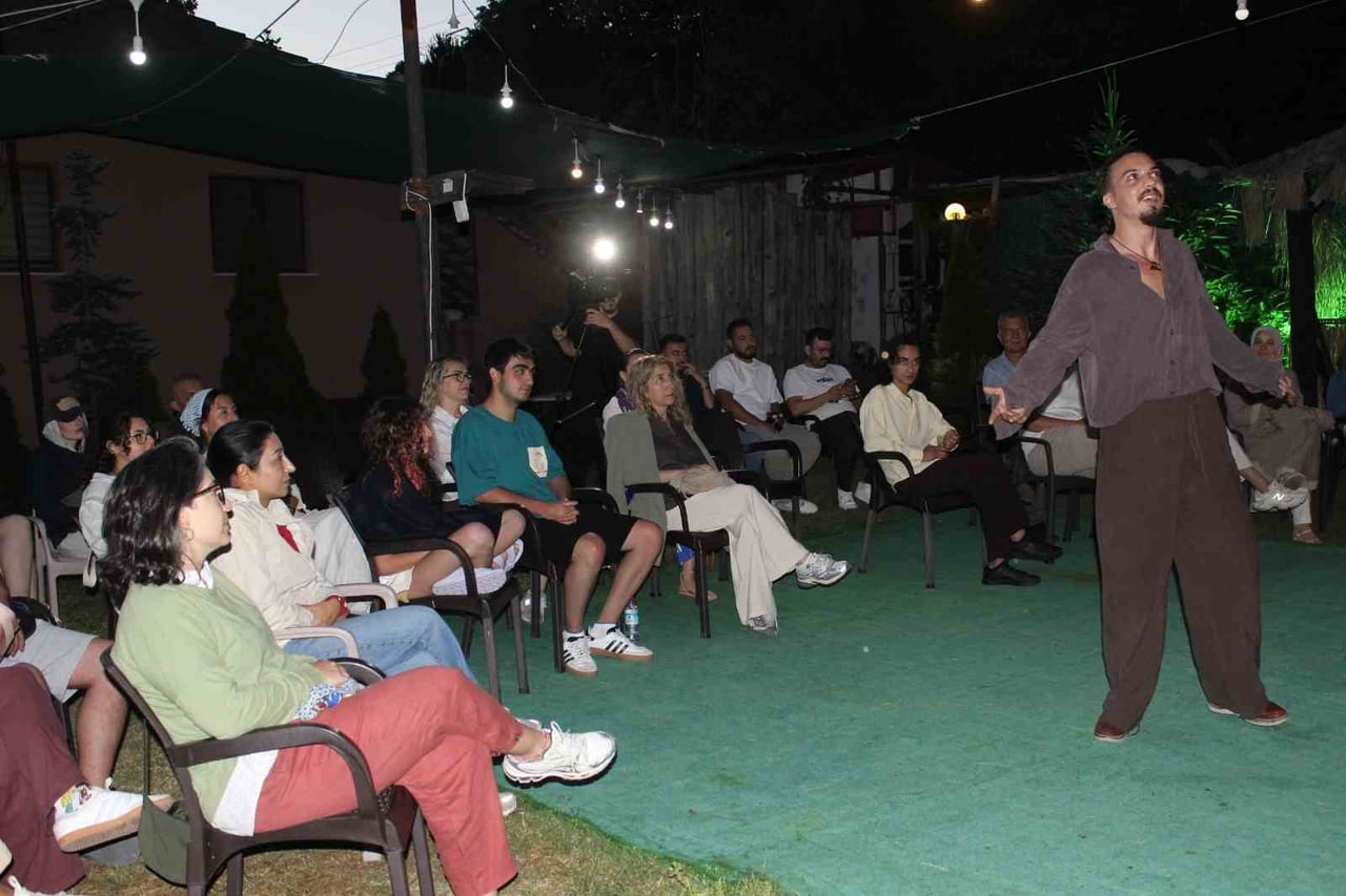ZONGULDAKLI GENÇ YETENEK ULAŞ ÇAĞATAY SÖNMEZ, TEK KİŞİLİK STAND-UP GÖSTERİSİYLE ZONGULDAKLI...