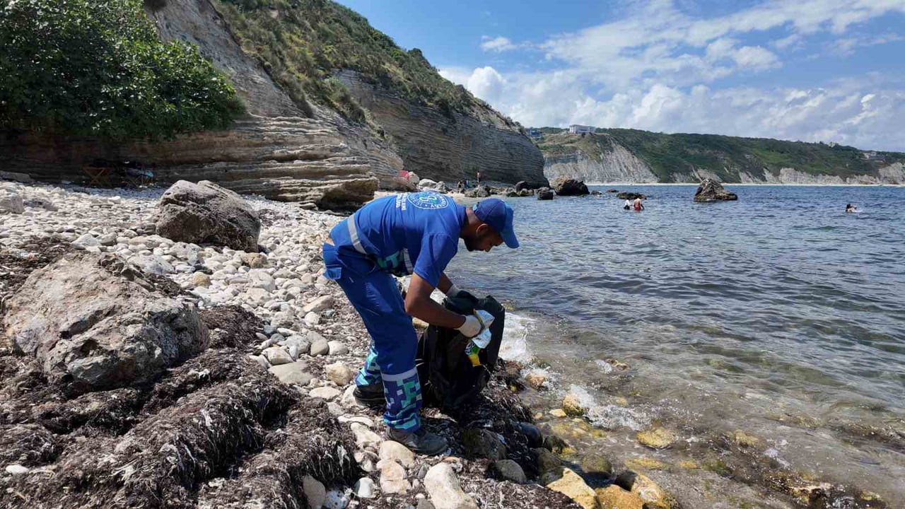 ZORLU ARAZİ ŞARTLARINDA YÜRÜTÜLEN TEMİZLİKTE TOPLANAN ATIKLAR BOT VE JET SKİLERLE DENİZ ÜZERİNDEN...