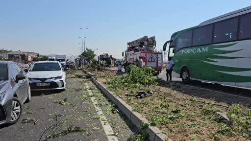 1 kişinin öldüğü 24 kişinin yaralandığı kazada otobüsün enkazı kaldırıldı