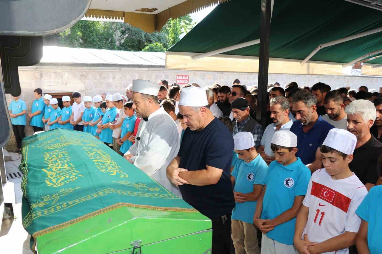 12 YAŞINDAKİ ERTUĞRUL AKYÜZ İÇİN İKİNDİ NAMAZINI MÜTEAKİP OLTU ASLANPAŞA CAMİİ'NDE CENAZE NAMAZI...