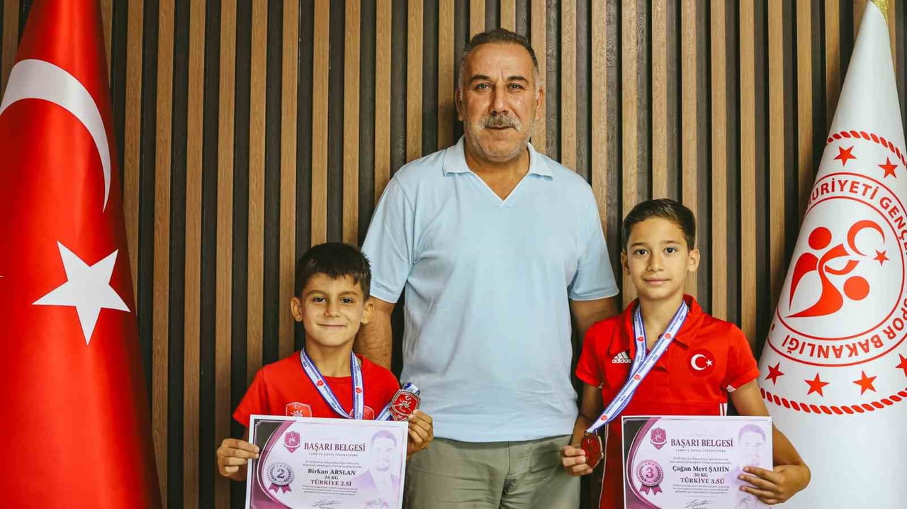 15 TEMMUZ MİNİKLER TÜRKİYE GÜREŞ ŞAMPİYONASI'NDA DERECEYE GİREN AYDINLI MİNİK GÜREŞÇİLER...