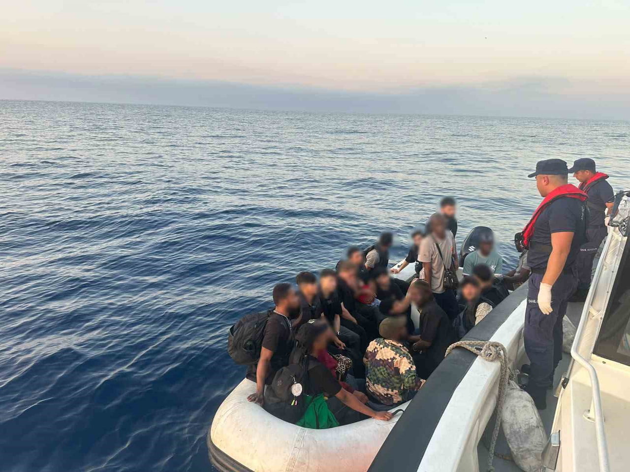 21 AFGANİSTAN, 7 FİLİSTİN, 6 SURİYE, 2 İRAN, 5 SENEGAL, 3 KONGO ASILLI TOPLAM 44 DÜZENSİZ GÖÇMEN...
