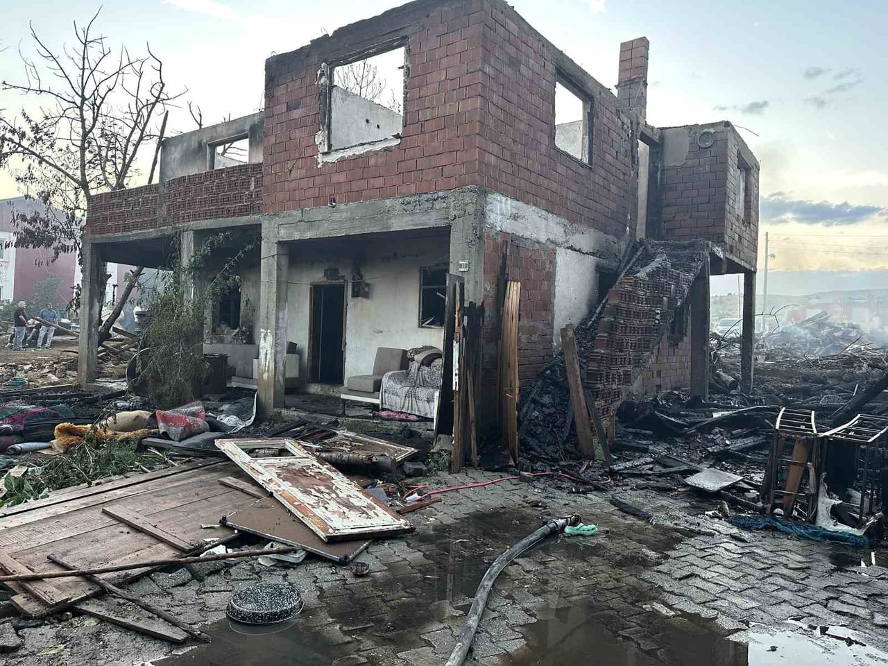 3 EVİN YANDIĞI, 2 İNEK VE 4 KEDİNİN TELEF OLDUĞU YANGINDA SOĞUTMA ÇALIŞMALARI SÜRÜYOR
