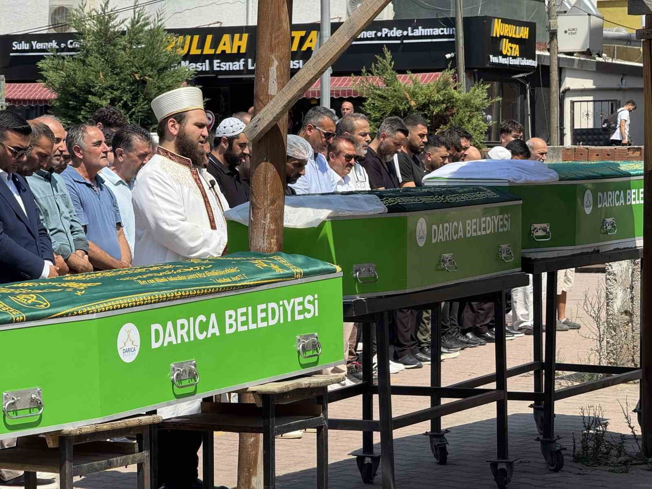 3 KARDEŞ, 22 AĞUSTOS'TA DARICA EYÜPOĞLU CAMİSİ'NDE KILINAN CENAZE NAMAZININ ARDINDAN BALÇIK...