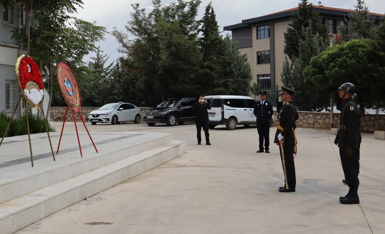 30 AĞUSTOS ZAFER BAYRAMI’NIN 104. YIL DÖNÜMÜ DOLAYISIYLA ADIYAMAN’IN BESNİ KAYMAKAMLIĞI ÖNÜNDEKİ...