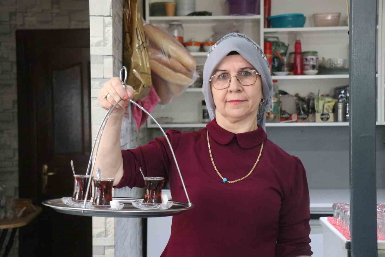 5 ÇOCUK ANNESİ NURAN AYNUR SUSTAN, EŞİNİ TRAFİK KAZASINDA KAYBETTİKTEN SONRA KIRAATHANE İŞLETEREK...