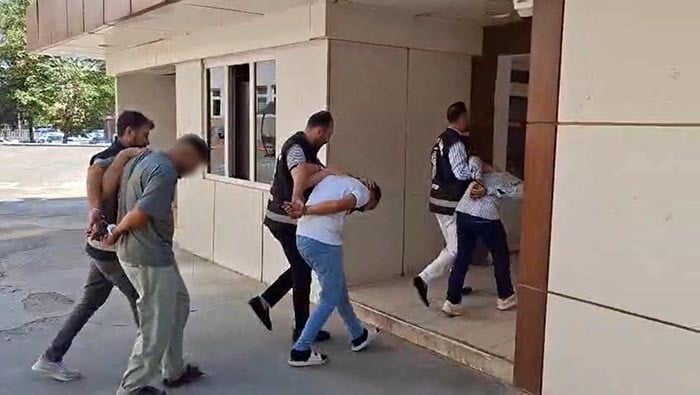 5 ŞÜPHELİ, SEVK EDİLDİĞİ ADLİ MAKAMLARCA 'NİTELİKLİ CİNSEL İSTİSMAR' VE 'KİŞİYİ HÜRRİYETİNDEN...