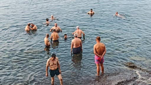 50 ile 80 yaş arasındaki yetişkinler güne Van Gölü'nde yüzerek başlıyor
