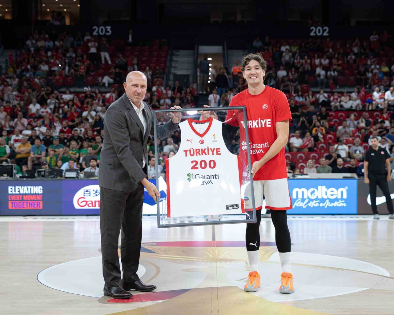 A MİLLİ ERKEK BASKETBOL TAKIMI'NIN KAPTANI CEDİ OSMAN İÇİN, AY-YILDIZLI FORMA ALTINDA 200 RESMİ...