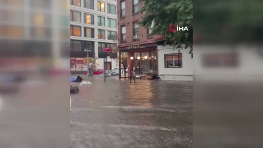 ABD'nin New York kentinde etkili olan sağanak yağış seli beraberinde getirdi. Sokaklar sular...