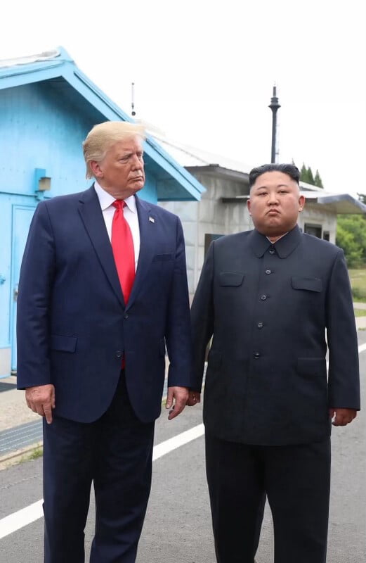 ABD BAŞKANI DONALD TRUMP, KUZEY KORE LİDERLİ KİM JONG UN İLE ÇEKİLDİĞİ BİR FOTOĞRAFI PAYLAŞARAK...