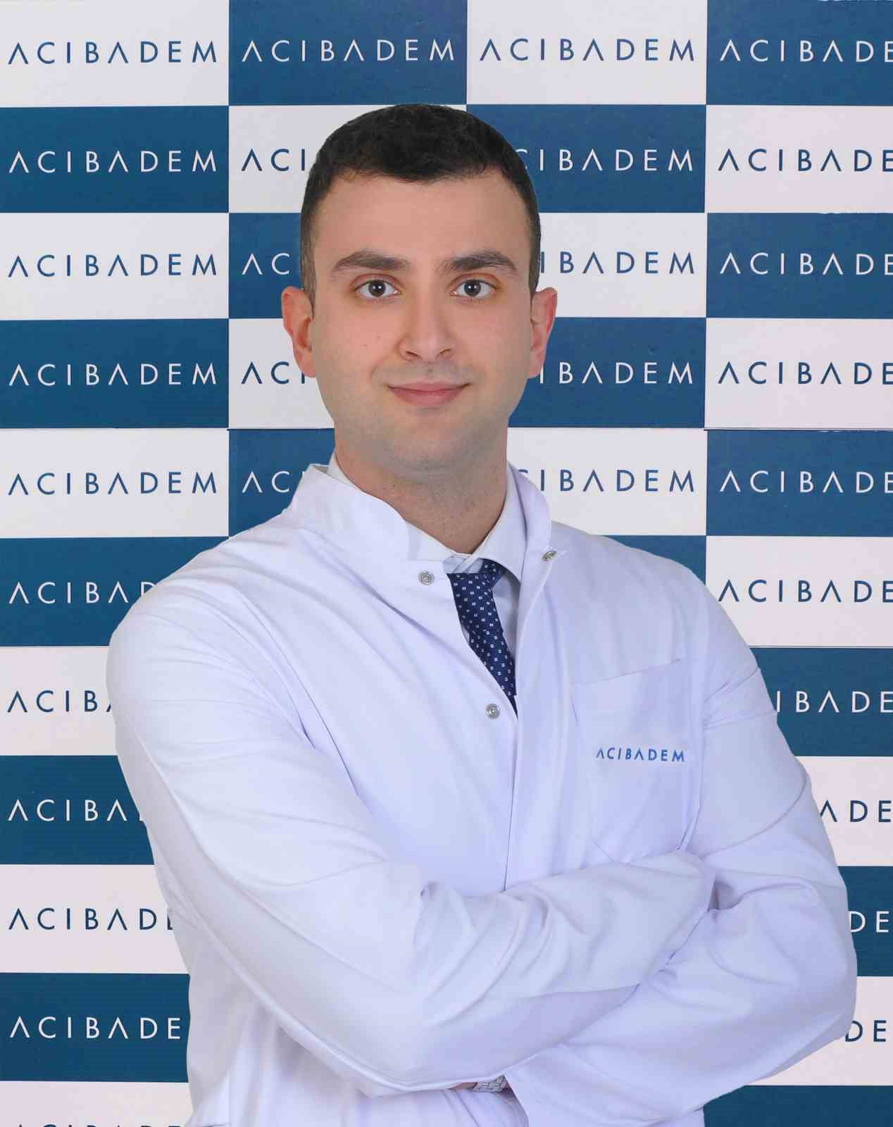 ACIBADEM ADANA HASTANESİ PERİODONTOLOJİ UZMANI DİŞ HEKİMİ BEDİİ ENDER TOPÇU, “DÜZENLİ AĞIZ...
