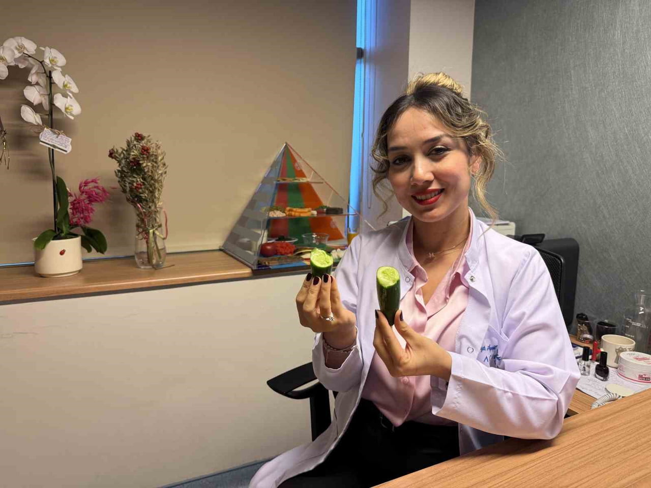 ACIBADEM ESKİŞEHİR HASTANESİ BESLENME VE DİYET UZMANI AYŞEGÜL AKKAYA ERDEM, YEMEK YERKEN ÇIKAN...