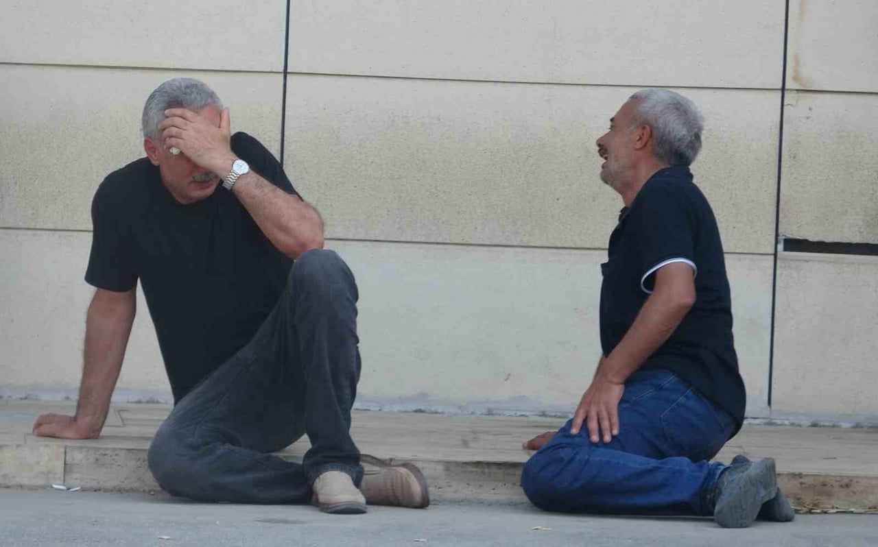 ACILI BABA (SOLDA) VE GENCİN AMCASI (SAĞDA) FERYAT ETTİ