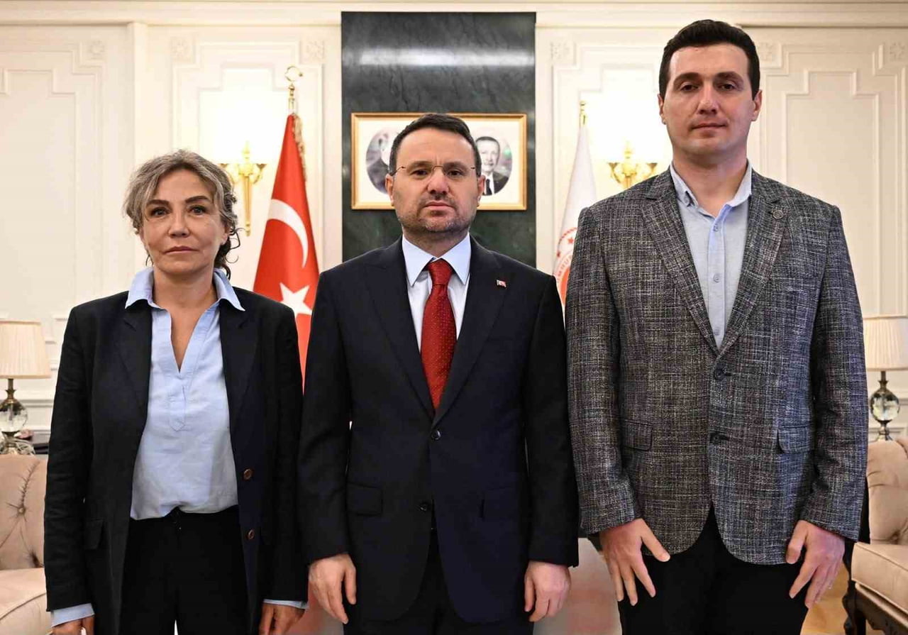 ADALET BAKANI AKIN GÜRLEK, BEHÇET OKTAY'IN OĞLU BURAK OKTAY VE KIZ KARDEŞİ ŞULE OKTAY İLE...