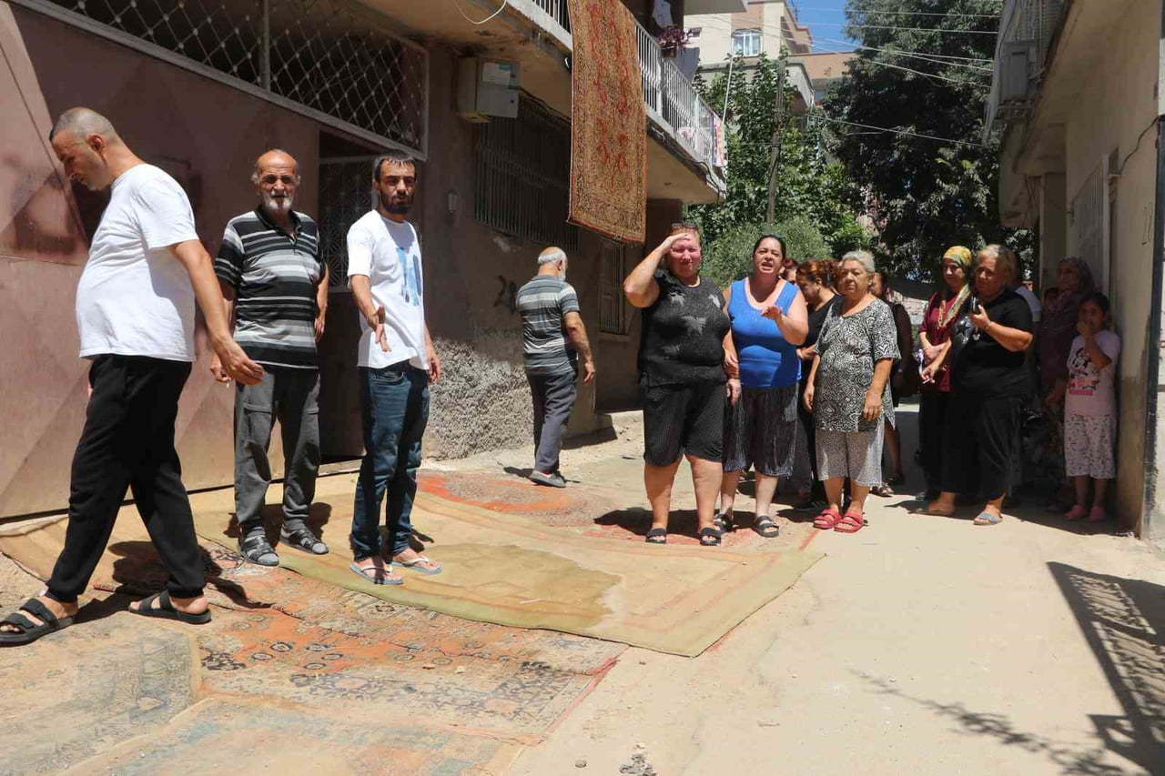 ADANA'DA BOZUK VE ÇUKURLARLA DOLU YOLLARA TEPKİ GÖSTEREN MAHALLE SAKİNLERİ, SOKAĞA HALI SERDİ