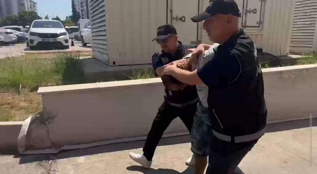 ADANA'DA HAKKINDA "UYUŞTURUCU MADDE TİCARETİ YAPMAK VE SAĞLAMAK" SUÇUNDAN KIRMIZI BÜLTEN ÇIKARILAN...