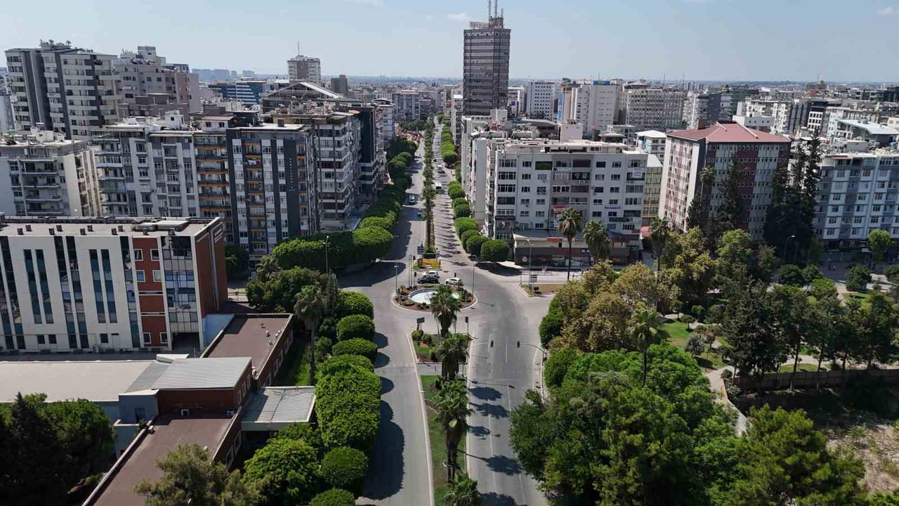 ADANA'DA HİSSEDİLEN HAVA SICAKLIK NEM İLE BİRLİKTE 40 DERECEYİ BULUNCA ADANA'NIN TARİHİ SİMGELERİ...