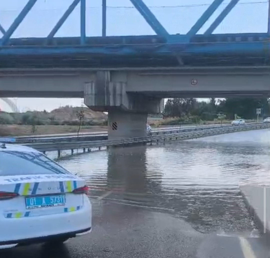 ADANA'DA ÖĞLE SAATLERİNDE ANİDEN BAŞLAYAN SAĞANAK YAĞIŞ VE KUVVETLİ RÜZGAR, KENT GENELİNDE HAYATI...