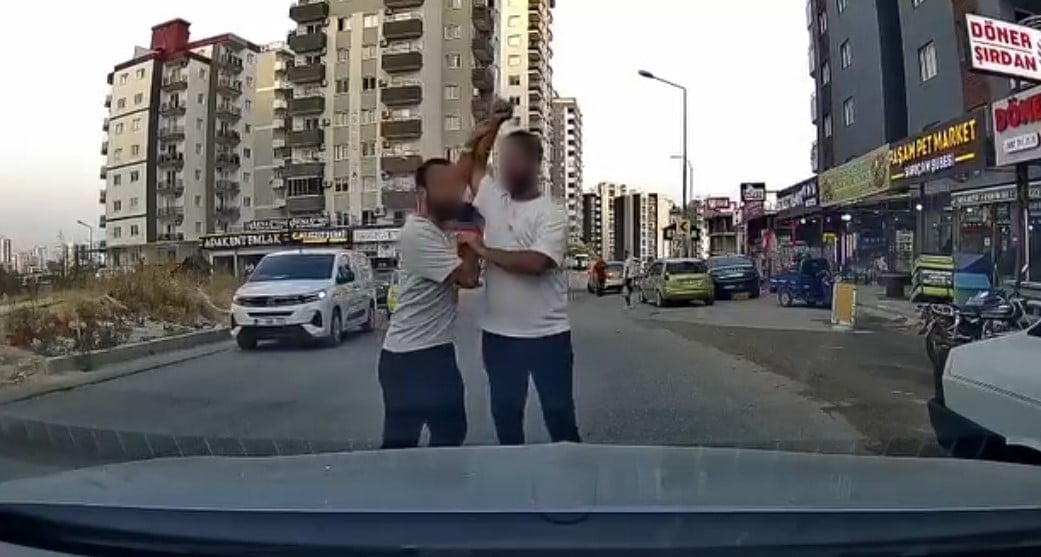 ADANA'DA TRAFİKTE ÇIKAN YOL VERME TARTIŞMASINDA BİR SÜRÜCÜ, İDDİAYA GÖRE DİĞER SÜRÜCÜYÜ...