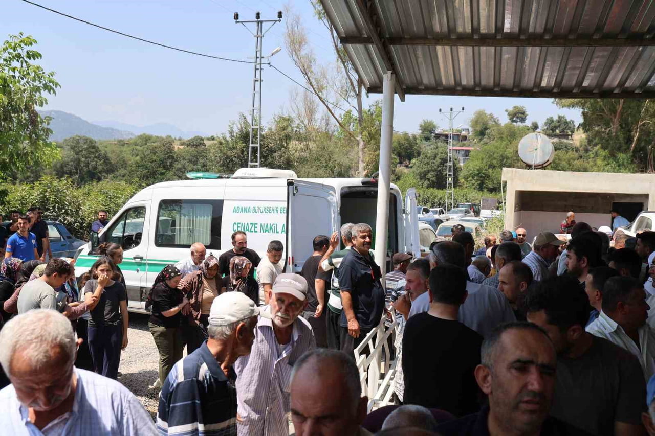 ADANA'NIN KOZAN İLÇESİNDE GERİ MANEVRA YAPTIĞI SIRADA DEVRİLEN TRAKTÖRÜN ALTINDA KALARAK AĞIR...