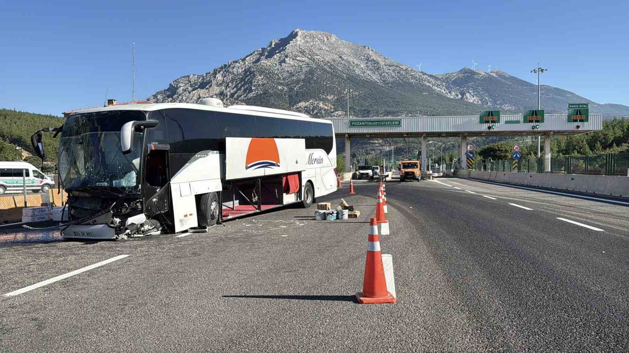 ADANA'NIN POZANTI İLÇESİNDE LÜKS MERSİN FİRMASINA AİT YOLCU OTOBÜSÜNÜN YAPTIĞI KAZADA 5 KİŞİ...