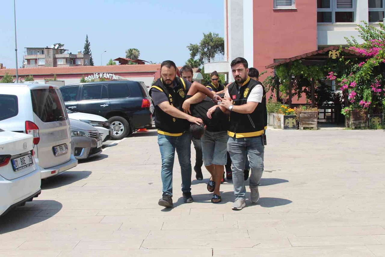 ADANA’DA AYNI GÜN İÇERİSİNDE İKİ FARKLI MEZARLIKTA CEP TELEFONU HIRSIZLIĞI YAPAN ŞÜPHELİLERİN, BİR...
