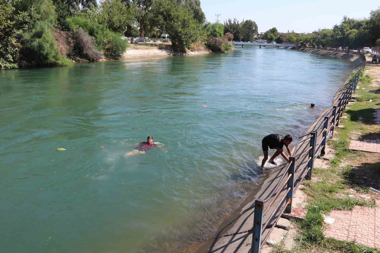 ADANA’DA BUNALTICI SICAKLARDAN KAÇMAK İSTEYEN ÇOCUKLAR VE GENÇLER, TEHLİKEYE ALDIRIŞ ETMEDEN...